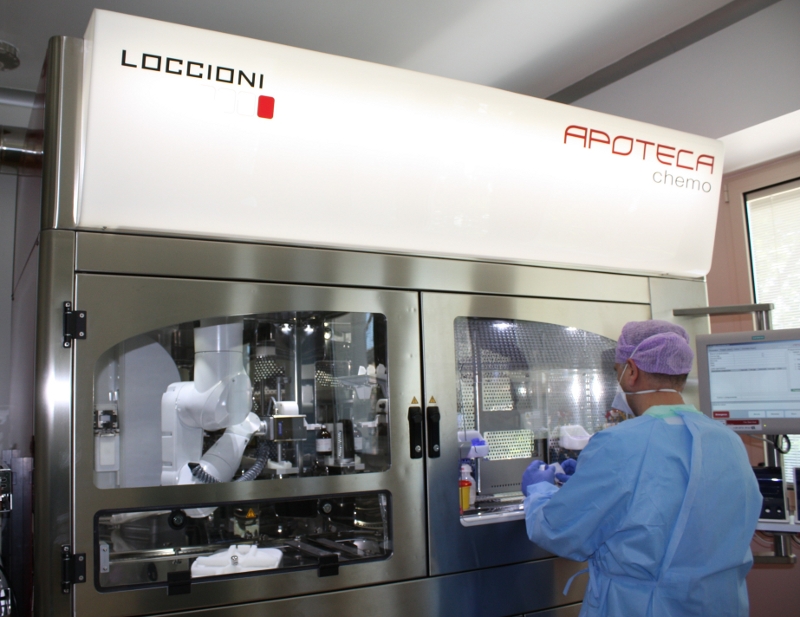 foto preparazione farmaco con apotecachemo